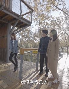 凤凰传奇搞笑：姑娘带耳机跳舞，曾毅多情来伴奏