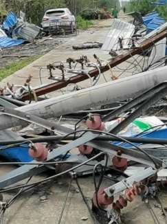 黑龙江一乡镇遭龙卷风袭击 居民住宅及电力设施遭严重破坏