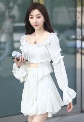 美女街拍:身体与相貌无可挑剔