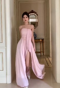 网红小姐姐「哇塞王霖」穿长裙室内走秀 网友:这也太贵族了!