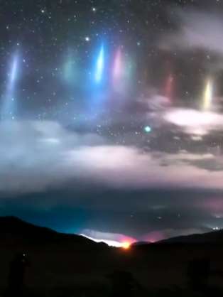 见过寒夜灯柱奇观吗?七条不同颜色"灯柱"直冲天际!