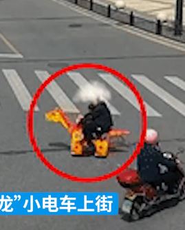 男子骑玩具车载3岁女儿上街被民警批评教育