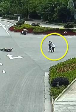 男子骑电车与长安车相撞，暴打长安车司机被刑拘