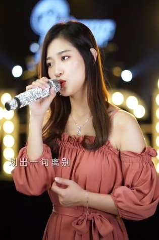 美女歌手翻唱经典老歌《黄昏》，声音很独特非常好听！