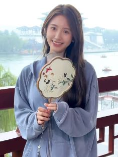 漂亮小姐姐「一栗小莎子」分享汉服变装，梦回大唐！