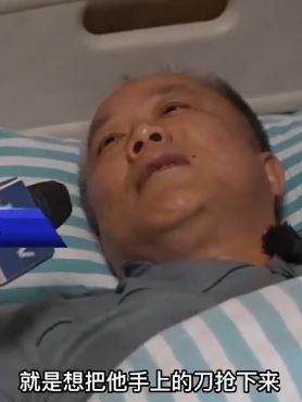 男子持刀欲自杀 民警不顾危险手臂挡刀救下