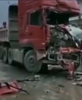 太吓人了！四川4辆货车相撞，车头冲进房屋！