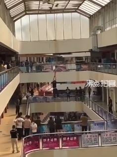 广州一工人从顶棚坠落后悬在半空