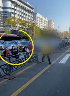 美团外卖骑手车停马路中央辱骂路人被拍下