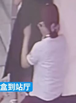 武汉一女子乘地铁时发现裙子开线 地铁小姐姐带针为其缝合