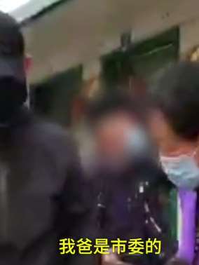 男子无证闯小区被拦发飙 自称：我爸是市委的明让你们下岗