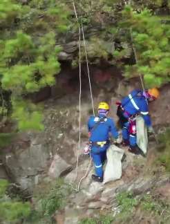 志愿者景区悬崖绝壁捡垃圾，呼吁游客保护环境