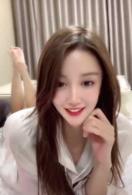 小姐姐自称猫系女友,喜欢这样的女生吗?