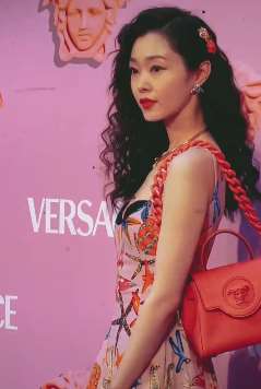 宋轶羊毛卷长发搭配印花裙 感觉特像90年代女孩