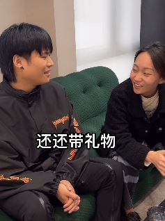 疯产姐妹去给疯狂小杨哥庆生,抖音两大千万级网红齐聚一堂!