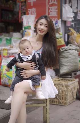 漂亮小姐姐帮忙看孩子，以后绝对是个好母亲！