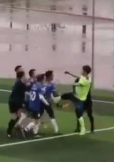 重庆足协对恶意踢人球员重罚：禁赛两年罚款3000