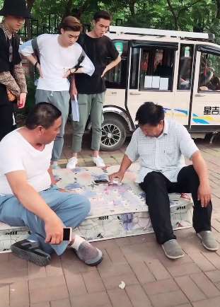 搞笑：大爷您车没了