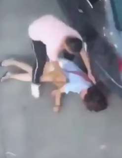 渣男街头施暴前女友，女子倒地仍不罢休