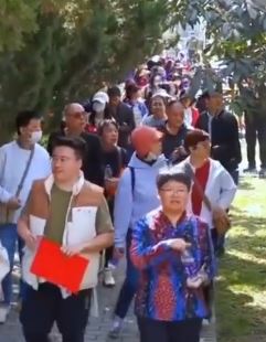 西安周至楼观台景区大批游客前来赏花