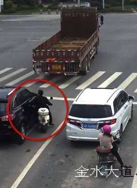 嚣张男子骑车碰瓷还打人