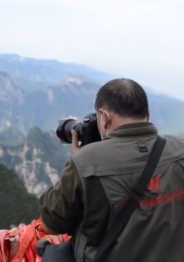 男子爬华山上千次拍"桃花雪" 15年未曾遇到