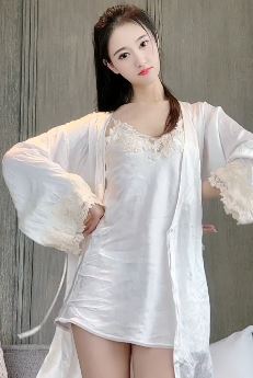 网红小姐姐「白羊妹妹」穿性感睡衣居家浅跳 网友：无不良引导