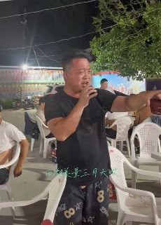 小伙酒后翻唱《渡情》 一人分唱男女声引食客拍手称赞