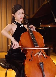 才貌双全小姐姐「萱萱」大提琴拉的很棒，一首《太多》的奏曲勾起无数回忆！