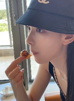孙一宁素颜出镜分享吃美食vlog,配文:世界太尖锐我不是很开心 网友:美好的你值得世间所有的温柔!
