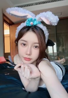 甜美可爱小姐姐「刘一纯」爬床上玩自拍 网友:水果不甜,就属你最甜