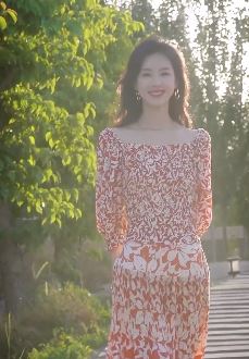 演员陈都灵优雅穿搭分享户外散步vlog 网友：大气温婉