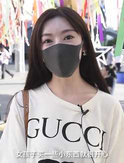 成都地摊经济如火如荼 一个文艺范摊区走红吸引很多年轻人