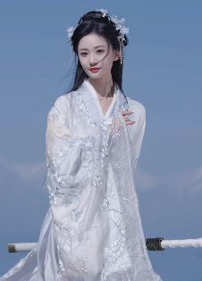 小姐姐「嘉月」穿古装手拿宝剑秀女侠造型 网友:有点春十三娘的味道