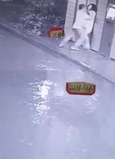 四川一女子小区入口遭陌生男施暴呼救 保安未施救被开除