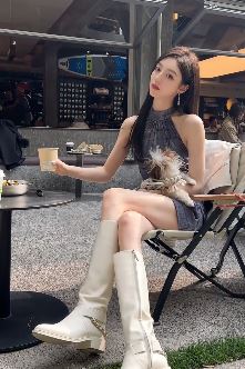 网红小姐姐「SurbLue」纯欲穿搭分享户外游玩vlog 网友:理想型老婆长相