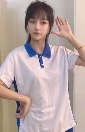 漂亮小姐姐玩变装 学生妹秒变性感美女