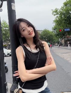 漂亮小姐姐「小甜不甜诶」分享街头随拍  网友:大街上最美的风景线