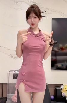 甜美小姐姐「杨杨」穿性感美裙居家浅跳,好身材才敢这么秀!