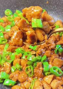 家常菜尖椒炒鸡肉的做法，好吃是好吃就是特费米饭！