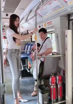 大叔看到长腿美女有些不自信，站都站不稳！