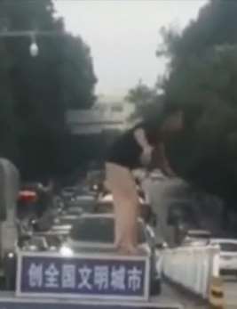 丽江一男子酒后站交通指挥台"蹦迪"被拘