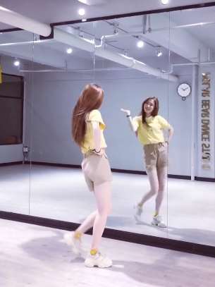 美女的镜面舞蹈跳的怎么样?配上动感音乐《都说》,太完美了!