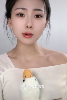 小姐姐「可樂味可乐」搞笑#对口型:一个人在家孤单可以把灯关掉看鬼片!