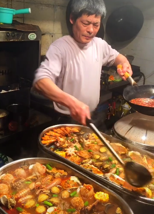 这位老师傅正在做的美食看着很诱人哦！