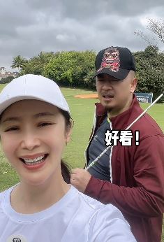 演员曲栅栅分享与老公黄海波户外打球vlog 网友：比剧里面更好看