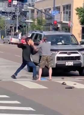 亚裔小伙受挑衅与老外街头互殴 将老外击倒后过去扶起