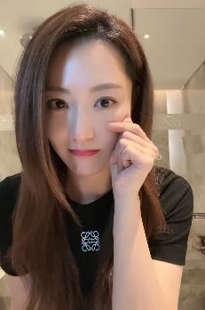 漂亮女演员白冰分享居家跳babyyou手势舞vlog 配文：今天脑子不够用啦，什么动作都记不住