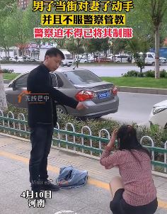 河南一男子当街打老婆民警将其制服