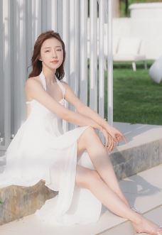 美丽小姐姐「福尔Nice」穿纯白色长裙春日户外游玩 网友:美死我了